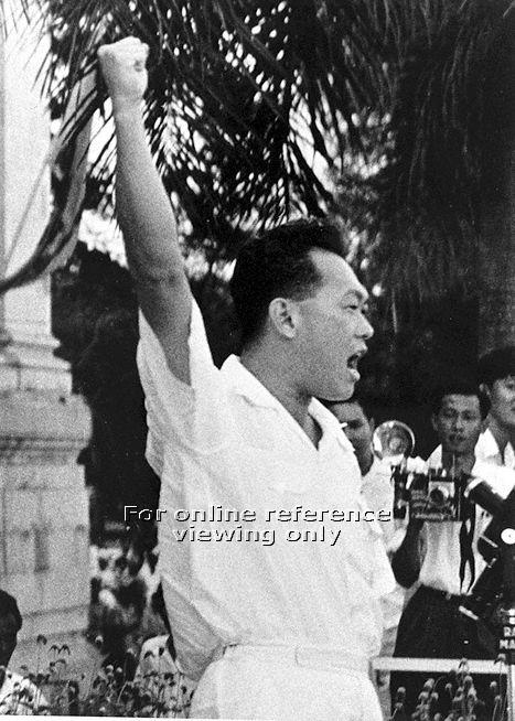 Lee Kuan Yew shouting Merdeka! after returning to Singapore from teh Second Merdeka Talks in London led by the Labour Front Government at Lim Yew Hock, then Chief MInister of Singapore. Source: NAS